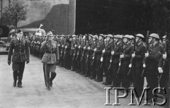 26.06.1943, Hemswell, Anglia, Wielka Brytania.
Święto jednego z dywizjonów bombowych. Generał Marian Kukiel dokonuje przeglądu oddziałów.
Fot. NN, Instytut Polski i Muzeum im. gen. Sikorskiego w Londynie