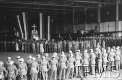 26.06.1943, Hemswell, Anglia, Wielka Brytania.
Święto jednego z dywizjonów bombowych. Nabożeństwo w hangarze.
Fot. NN, Instytut Polski i Muzeum im. gen. Sikorskiego w Londynie