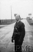 06.03.1943, Hemswell, Anglia, Wielka Brytania.
Brama bazy lotniczej, policjant RAF na wartowni.
Fot. NN, Instytut Polski i Muzeum im. gen. Sikorskiego w Londynie