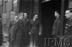 06.03.1943, Hemswell, Anglia, Wielka Brytania.
Wizyta Naczelnego Wodza Polskich Sił Zbrojnych generała Władysława Sikorskiego w Dywizjonach Bombowych 300 i 301. Generał wchodzi do kantyny.
Fot. NN, Instytut Polski i Muzeum im. gen. Sikorskiego w Londynie