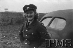 06.03.1943, Hemswell, Anglia, Wielka Brytania.
WAAF-ka stojąca obok samochodu.
Fot. NN, Instytut Polski i Muzeum im. gen. Sikorskiego w Londynie