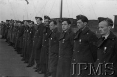 19.03.1943, Hemswell, Anglia, Wielka Brytania.
Lotnicy 300 Dywizjonu Bombowego po dekoracji.
Fot. NN, Instytut Polski i Muzeum im. gen. Sikorskiego w Londynie