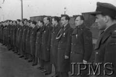 19.03.1943, Hemswell, Anglia, Wielka Brytania.
Lotnicy 300 Dywizjonu Bombowego po dekoracji.
Fot. NN, Instytut Polski i Muzeum im. gen. Sikorskiego w Londynie