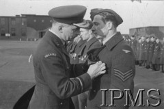 19.03.1943, Hemswell, Anglia, Wielka Brytania.
Gen. Stanisław Ujejski dekoruje lotników 300 Dywizjonu Bombowego.
Fot. NN, Instytut Polski i Muzeum im. gen. Sikorskiego w Londynie