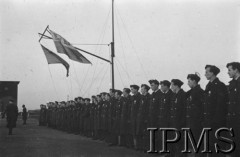 19.03.1943, Hemswell, Anglia, Wielka Brytania.
Lotnicy 300 Dywizjonu Bombowego po dekoracji. Na maszcie wiszą flagi: RAF oraz Polskich Sił Powietrznych.
Fot. NN, Instytut Polski i Muzeum im. gen. Sikorskiego w Londynie