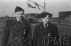 19.03.1943, Hemswell, Anglia, Wielka Brytania.
Lotnicy 300 Dywizjonu Bombowego po dekoracji.
Fot. NN, Instytut Polski i Muzeum im. gen. Sikorskiego w Londynie