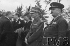 24.06.1943, Hemswell, Anglia, Wielka Brytania.
Święto jednego z dywizjonów bombowych, drugi od prawej stoi gen. Marian Kukiel, z lewej Stanisław Mikołajczyk.
Fot. NN, Instytut Polski i Muzeum im. gen. Sikorskiego w Londynie