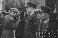 24.06.1943, Hemswell, Anglia, Wielka Brytania.
Święto jednego z dywizjonów bombowych, gen. Marian Kukiel dekoruje lotników.
Fot. NN, Instytut Polski i Muzeum im. gen. Sikorskiego w Londynie