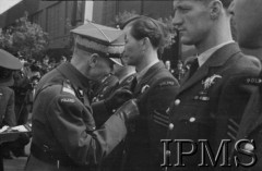 24.06.1943, Hemswell, Anglia, Wielka Brytania.
Święto jednego z dywizjonów bombowych, gen. Marian Kukiel dekoruje lotników.
Fot. NN, Instytut Polski i Muzeum im. gen. Sikorskiego w Londynie