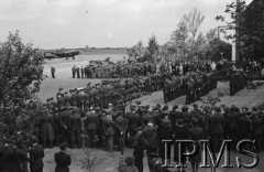 24.06.1943, Hemswell, Anglia, Wielka Brytania.
Święto jednego z dywizjonów bombowych, lotnicy na placu zbiórek.
Fot. NN, Instytut Polski i Muzeum im. gen. Sikorskiego w Londynie