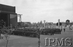 24.06.1943, Hemswell, Anglia, Wielka Brytania.
Święto jednego z dywizjonów bombowych, lotnicy na placu zbiórek.
Fot. NN, Instytut Polski i Muzeum im. gen. Sikorskiego w Londynie