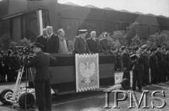 24.06.1943, Hemswell, Anglia, Wielka Brytania.
Święto jednego z dywizjonów bombowych, na trybunie generał Marian Kukiel, Stanisław Mikołajczyk, NN, Stanisław Kot,  Stanisław Grabski, Władysław Banaczyk. Z lewej stoi operator Lotniczej Czołówki Filmowej z kamerą.
Fot. NN, Instytut Polski i Muzeum im. gen. Sikorskiego w Londynie