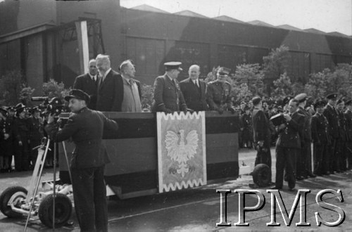 24.06.1943, Hemswell, Anglia, Wielka Brytania.
Święto jednego z dywizjonów bombowych, na trybunie generał Marian Kukiel, Stanisław Mikołajczyk, NN, Stanisław Kot,  Stanisław Grabski, Władysław Banaczyk. Z lewej stoi operator Lotniczej Czołówki Filmowej z kamerą.
Fot. NN, Instytut Polski i Muzeum im. gen. Sikorskiego w Londynie