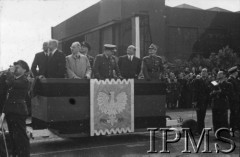 24.06.1943, Hemswell, Anglia, Wielka Brytania.
Święto jednego z dywizjonów bombowych, na trybunie generał Marian Kukiel, Stanisław Mikołajczyk, NN, gen. Stanisław Ujejski, Stanisław Kot, Stanisław Grabski, Władysław Banaczyk. Z lewej stoi operator Lotniczej Czołówki Filmowej.
Fot. NN, Instytut Polski i Muzeum im. gen. Sikorskiego w Londynie