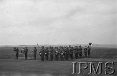 24.06.1943, Hemswell, Anglia, Wielka Brytania.
Święto jednego z dywizjonów bombowych, orkiestra podczas defilady.
Fot. NN, Instytut Polski i Muzeum im. gen. Sikorskiego w Londynie