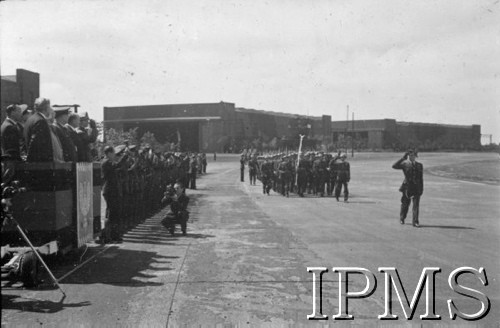 24.06.1943, Hemswell, Anglia, Wielka Brytania.
Święto jednego z dywizjonów bombowych, defilada.
Fot. NN, Instytut Polski i Muzeum im. gen. Sikorskiego w Londynie