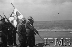 24.06.1943, Hemswell, Anglia, Wielka Brytania.
Święto jednego z dywizjonów bombowych, poczet sztandarowy ze sztandarem Polskich Sił Powietrznych podczas defilady.
Fot. NN, Instytut Polski i Muzeum im. gen. Sikorskiego w Londynie