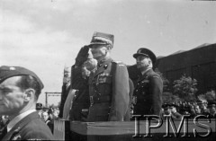 24.06.1943, Hemswell, Anglia, Wielka Brytania.
Święto jednego z dywizjonów bombowych, gen. Marian Kukiel przyjmuje defiladę. Z tyłu stoi gen. Stanisław Ujejski.
Fot. NN, Instytut Polski i Muzeum im. gen. Sikorskiego w Londynie