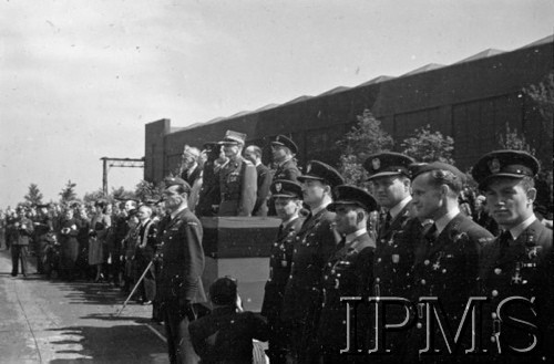 24.06.1943, Hemswell, Anglia, Wielka Brytania.
Święto jednego z dywizjonów bombowych, gen. Marian Kukiel przyjmuje defiladę. Z tyłu stoi gen. Stanisław Ujejski. Na pierwszym planie lotnicy odznaczeni Krzyżami Virtuti Militari.
Fot. NN, Instytut Polski i Muzeum im. gen. Sikorskiego w Londynie