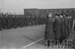 06.03.1943, Hemswell, Anglia, Wielka Brytania.
Wizyta Naczelnego Wodza Polskich Sił Zbrojnych generała Władysława Sikorskiego w Dywizjonach Bombowych 300 i 301. Generał Sikorski przyjmuje ostatnią defiladę lotników na terenie Anglii.
Fot. NN, Instytut Polski i Muzeum im. gen. Sikorskiego w Londynie