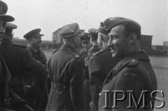 06.03.1943, Hemswell, Anglia, Wielka Brytania.
Wizyta Naczelnego Wodza Polskich Sił Zbrojnych generała Władysława Sikorskiego w Dywizjonach Bombowych 300 i 301. Generał Sikorski  w grupie wyższych oficerów, z prawej stoi płk Robert Beill.
Fot. NN, Instytut Polski i Muzeum im. gen. Sikorskiego w Londynie