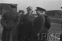 06.03.1943, Hemswell, Anglia, Wielka Brytania.
Wizyta Naczelnego Wodza Polskich Sił Zbrojnych generała Władysława Sikorskiego w Dywizjonach Bombowych 300 i 301. Generał Sikorski w grupie wyższych oficerów.
Fot. NN, Instytut Polski i Muzeum im. gen. Sikorskiego w Londynie