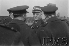 06.03.1943, Hemswell, Anglia, Wielka Brytania.
Wizyta Naczelnego Wodza Polskich Sił Zbrojnych generała Władysława Sikorskiego w Dywizjonach Bombowych 300 i 301. Generał Sikorski w grupie wyższych oficerów.
Fot. NN, Instytut Polski i Muzeum im. gen. Sikorskiego w Londynie