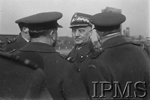 06.03.1943, Hemswell, Anglia, Wielka Brytania.
Wizyta Naczelnego Wodza Polskich Sił Zbrojnych generała Władysława Sikorskiego w Dywizjonach Bombowych 300 i 301. Generał Sikorski w grupie wyższych oficerów.
Fot. NN, Instytut Polski i Muzeum im. gen. Sikorskiego w Londynie