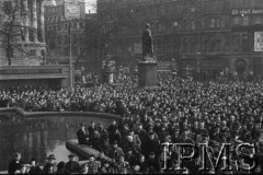 10-12.03.1943, Londyn, Anglia, Wielka Brytania.
Trafalgar Square. Londyńczycy podczas wiecu w trakcie kampanii 