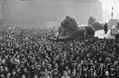 10-12.03.1943, Londyn, Anglia, Wielka Brytania.
Trafalgar Square. Londyńczycy podczas wiecu w trakcie kampanii 