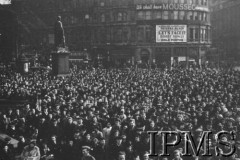 10-12.03.1943, Londyn, Anglia, Wielka Brytania.
Trafalgar Square. Londyńczycy podczas wiecu w trakcie kampanii 