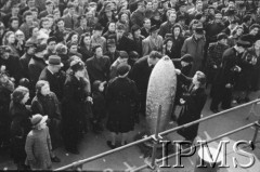 10-12.03.1943, Londyn, Anglia, Wielka Brytania.
Trafalgar Square. Londyńczycy podczas wiecu w trakcie kampanii 