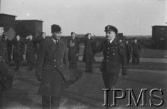 19.03.1943, Hemswell, Anglia, Wielka Brytania.
Gen. Stanisław Ujejski przed dekoracją lotników 300 Dywizjonu Bombowego, z lewej stoi płk. Robert Beill.
Fot. NN, Instytut Polski i Muzeum im. gen. Sikorskiego w Londynie