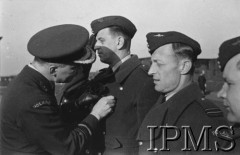 19.03.1943, Hemswell, Anglia, Wielka Brytania.
Gen. Stanisław Ujejski dekoruje lotników 300 Dywizjonu Bombowego.
Fot. NN, Instytut Polski i Muzeum im. gen. Sikorskiego w Londynie