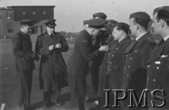 19.03.1943, Hemswell, Anglia, Wielka Brytania.
Gen. Stanisław Ujejski dekoruje lotników 300 Dywizjonu Bombowego, z lewej stoi płk Wacław Makowski i kpt. Władysław Nowak.
Fot. NN, Instytut Polski i Muzeum im. gen. Sikorskiego w Londynie