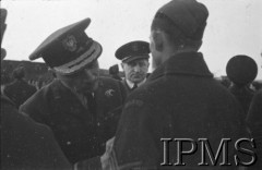 19.03.1943, Hemswell, Anglia, Wielka Brytania.
Gen. Stanisław Ujejski dekoruje lotników 300 Dywizjonu Bombowego, z tyłu stoi kpt. Władysław Nowak.
Fot. NN, Instytut Polski i Muzeum im. gen. Sikorskiego w Londynie
