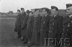 06.03.1943, Hemswell, Anglia, Wielka Brytania.
Wizyta Naczelnego Wodza Polskich Sił Zbrojnych generała Władysława Sikorskiego w Dywizjonach Bombowych 300 i 301. Lotnicy odznaczeni Krzyżami Virtuti Militari.
Fot. NN, Instytut Polski i Muzeum im. gen. Sikorskiego w Londynie