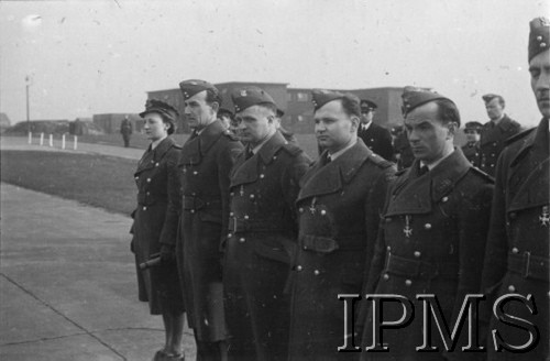 06.03.1943, Hemswell, Anglia, Wielka Brytania.
Wizyta Naczelnego Wodza Polskich Sił Zbrojnych generała Władysława Sikorskiego w Dywizjonach Bombowych 300 i 301. Lotnicy po dekoracji, na końcu stoi oficer WAAF - żona polskiego oficera pilota, który nie powrócił z lotu bojowego.
Fot. NN, Instytut Polski i Muzeum im. gen. Sikorskiego w Londynie