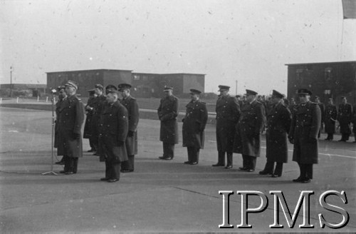 06.03.1943, Hemswell, Anglia, Wielka Brytania.
Wizyta Naczelnego Wodza Polskich Sił Zbrojnych generała Władysława Sikorskiego w Dywizjonach Bombowych 300 i 301. Generał Sikorski przemawia do lotników.
Fot. NN, Instytut Polski i Muzeum im. gen. Sikorskiego w Londynie