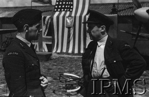Maj 1943, Heston, Anglia, Wielka Brytania.
Wizyta amerykańskich lotników w 303 Dywizjonie Myśliwskim, z lewej stoi kpt. Zygmunt Bieńkowski, dowódca Dywizjonu 303.
Fot. NN, Instytut Polski i Muzeum im. gen. Sikorskiego w Londynie