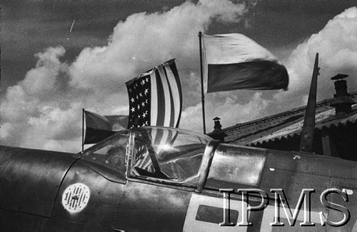 1943, Heston, Anglia, Wielka Brytania.
Wizyta amerykańskich lotników w 303 Dywizjonie Myśliwskim. Spitfire na tle flagi polskiej, angielskiej i amerykańskiej.
Fot. NN, Instytut Polski i Muzeum im. gen. Sikorskiego w Londynie