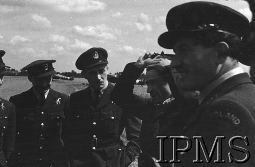 1943, Heston, Anglia, Wielka Brytania.
Wizyta amerykańskich lotników w 303 Dywizjonie Myśliwskim, grupa polskich oficerów. Drugi od lewej stoi Bronisław Białecki.
Fot. NN, Instytut Polski i Muzeum im. gen. Sikorskiego w Londynie