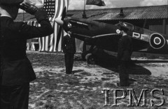 1943, Heston, Anglia, Wielka Brytania.
Wizyta amerykańskich lotników w 303 Dywizjonie Myśliwskim. 
Fot. NN, Instytut Polski i Muzeum im. gen. Sikorskiego w Londynie