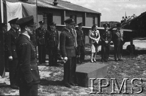 1943, Heston, Anglia, Wielka Brytania.
Wizyta amerykańskich lotników w 303 Dywizjonie Myśliwskim, w środku stoi kpt. Zygmunt Bieńkowski, dowódca Dywizjonu 303.
Fot. NN, Instytut Polski i Muzeum im. gen. Sikorskiego w Londynie