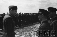 1943, Heston, Anglia, Wielka Brytania.
Wizyta amerykańskich lotników w 303 Dywizjonie Myśliwskim. Z prawej stoją: Zdzisław Krasnodębski i Zbigniew Bieńkowski.
Fot. NN, Instytut Polski i Muzeum im. gen. Sikorskiego w Londynie
