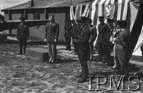 1943, Heston, Anglia, Wielka Brytania.
Wizyta amerykańskich lotników w 303 Dywizjonie Myśliwskim. 
Fot. NN, Instytut Polski i Muzeum im. gen. Sikorskiego w Londynie