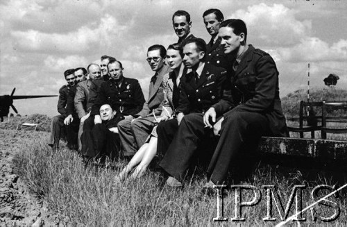 1943, Heston, Anglia, Wielka Brytania.
Wizyta amerykańskich lotników w 303 Dywizjonie Myśliwskim. Z tyłu stoją: Zygmunt Bieńkowski i Zdzisław Krasnodębski, drugi od prawej siedzi Wojciech Kołaczkowski.
Fot. NN, Instytut Polski i Muzeum im. gen. Sikorskiego w Londynie
