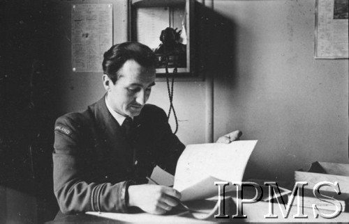 01.04.1943, Heston, Anglia, Wielka Brytania.
Adiutant polskiej stacji Heston.
Fot. NN, Instytut Polski i Muzeum im. gen. Sikorskiego w Londynie