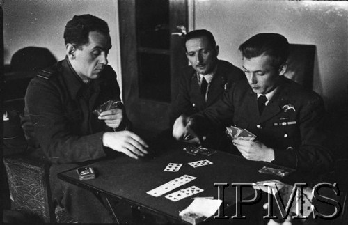 01.04.1943, Heston, Anglia, Wielka Brytania.
Lotnicy 303 Dywizjonu Myśliwskiego grają w brydża w mesie oficerskiej, od lewej siedzą: por. Zygmunt Bieńkowski, por. Ludomir Ciastuła, ppor. Kazimierz Wünsche.
Fot. NN, Instytut Polski i Muzeum im. gen. Sikorskiego w Londynie