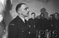19.04.1943, Londyn, Anglia, Wielka Brytania.
Inspektorat Lotnictwa, gen. Stanisław Ujejski dekoruje Krzyżami Virtuti Militari i Krzyżami Walecznych lotników Polskiej Eskadry do Zadań Specjalnych (personel rozwiązanego dywizjonu 301) przy brytyjskim 138 Dywizjonie. Z tyłu stoi kpt. Władysław Nowak.
Fot. NN, Instytut Polski i Muzeum im. gen. Sikorskiego w Londynie